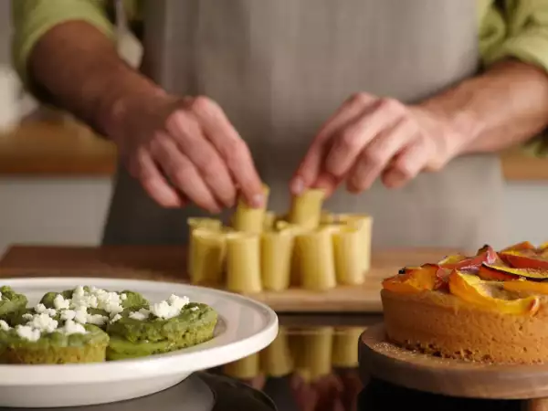 Menu du jour, 3 août : muffins courgette chèvre, conchiglioni farcis à la stracciatella et gâteau renversé à la pêche