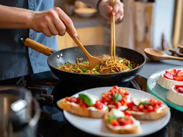 Menu végétarien, 30 août : tartines croustillantes, nouilles sautées et flans légers aux fraises