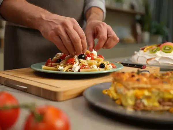 Menu végétarien, 26 août : fraîcheur et couleurs avec une salade de pâtes, des bricks à l'œuf et une pavlova exotique