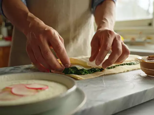Menu végétarien, 24 août : fraîcheur et saveurs avec soupe de radis, börek aux épinards et café dalgona