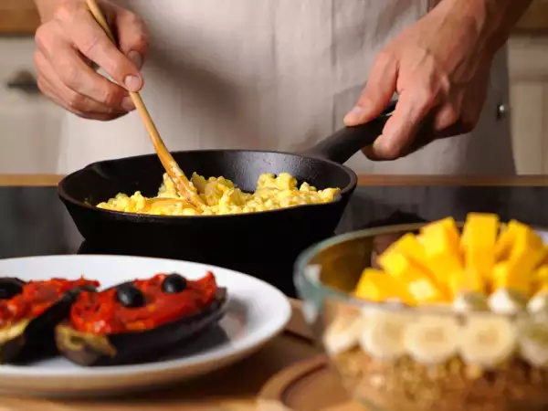 Menu végétarien, 10 août : oeufs brouillés, aubergines farcies et smoothie bowl fruité