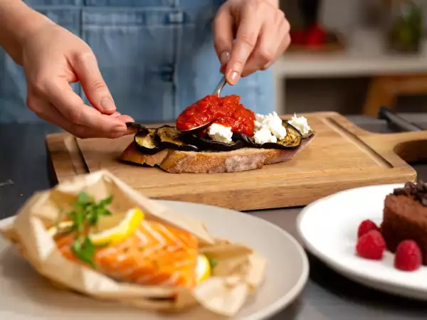 Menu sans gluten, 22 août : tartines d'aubergine, saumon en papillote et mousse au chocolat