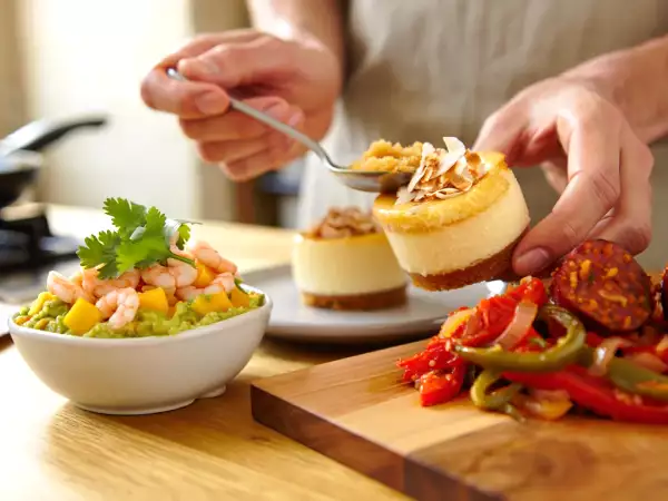 Menu sans gluten, 24 août : tartare de crevette, mangue et avocat, piperade basque, gâteau à la noix de coco
