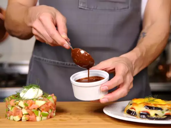 Menu sans gluten, 17 août : Tartare au saumon et pomme verte, gratin d'aubergines à la parmigiana, flan au chocolat