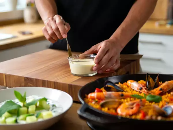 Menu sans gluten, 13 août : concombre, paella et flan express