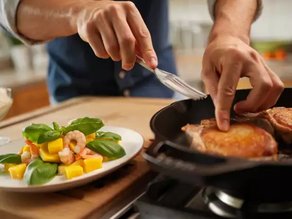 Menu sans gluten, 5 août : salade de mangue, crevettes et basilic, côte de porc cuite à la poêle, crème stracciatella allégée