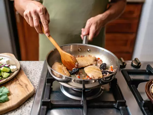 Menu sans gluten, 3 août : salade grecque, escalopes de poulet aux pruneaux, rochers moelleux à la noix de coco