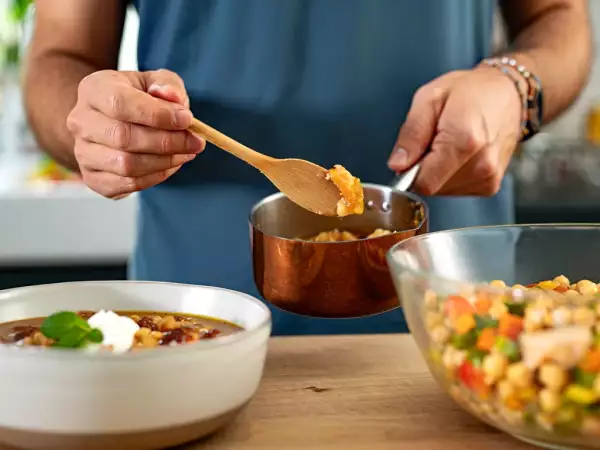 Menu sans gluten, 2 août : soupe froide de concombre et menthe, salade de pois chiches à la morue, des abricots rôtis au caramel
