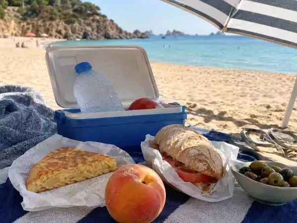 Pourquoi la plage donne-t-elle tellement faim ? Ce qui se cache derrière cette sensation bien connue