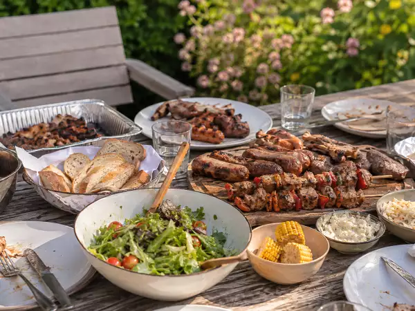 Après un barbecue, ne laissez jamais les restes sur la table au-delà de cette durée...