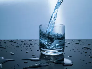 Boire de l'eau pendant le repas, est-ce vraiment une bonne chose ?