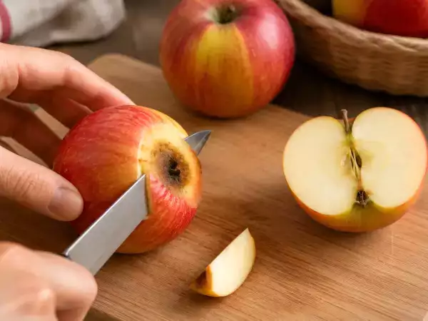 Peut-on manger un fruit moisi après avoir coupé la partie abîmée ?