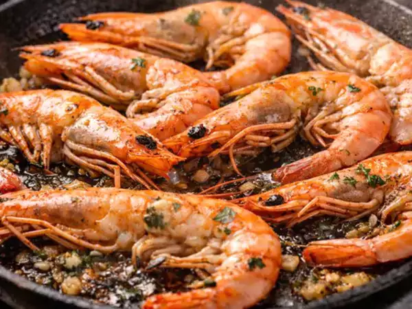 Cuire les crevettes avec leur carapace : pourquoi c’est souvent meilleur