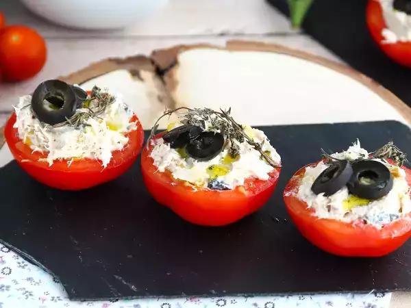 Thon, taboulé, chèvre : 7 idées pour farcir ses tomates en évitant la cuisson !