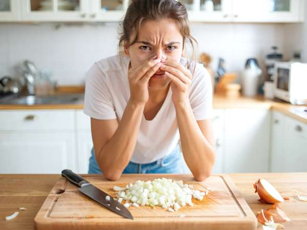Odeur d’oignon sur les mains : l’astuce simple pour s’en débarrasser rapidement