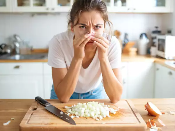 Odeur d’oignon sur les mains : l’astuce simple pour s’en débarrasser rapidement