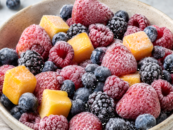 Un fruit surgelé est-il forcément sans risque ? Ce que la congélation ne détruit pas