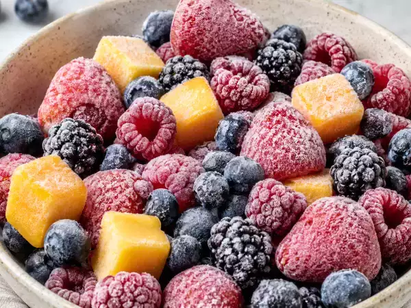 Un fruit surgelé est-il forcément sans risque ? Ce que la congélation ne détruit pas