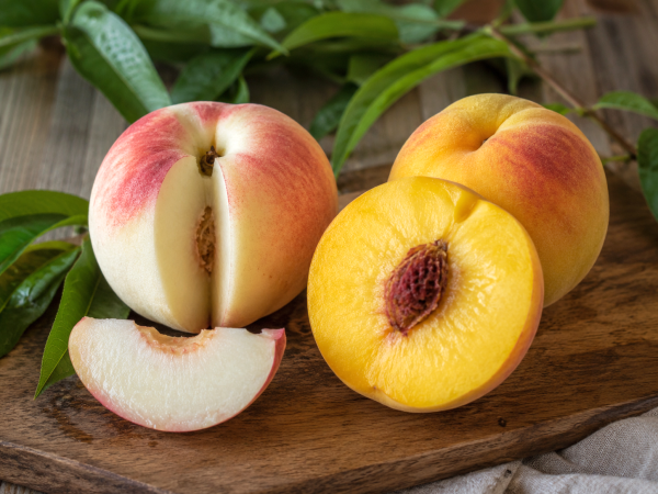 Pêche blanche ou pêche jaune : laquelle choisir selon la recette ?