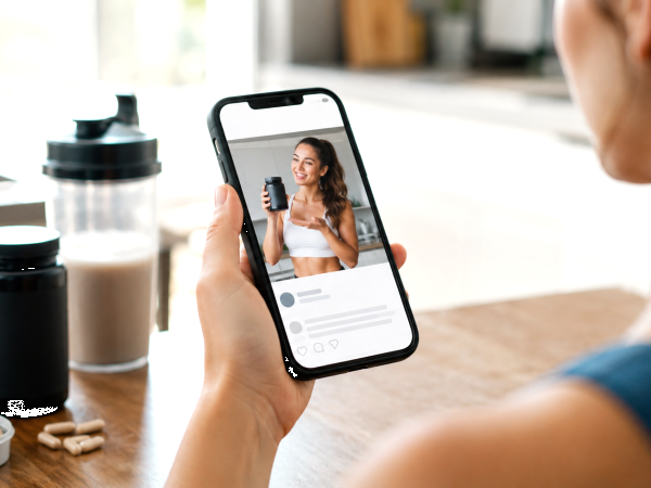 Compléments alimentaires sur les réseaux sociaux : ce qu’il faut vérifier avant de se fier à une publicité...