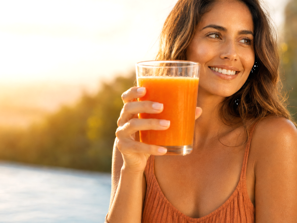 Le jus qui accompagne le bronzage (sans remplacer la crème solaire!)