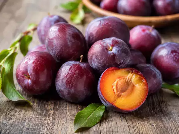 Prunes trop mûres : 7 idées rapides pour les sauver avant qu’elles ne finissent à la poubelle