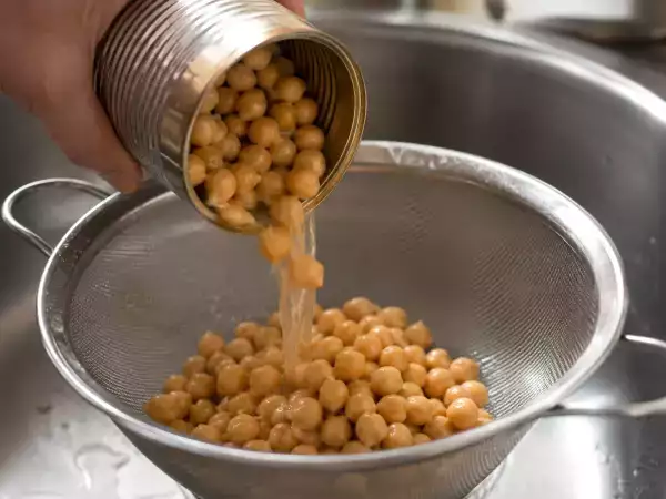 Pois chiches en boîte : faut-il vraiment les rincer avant de les cuisiner ?