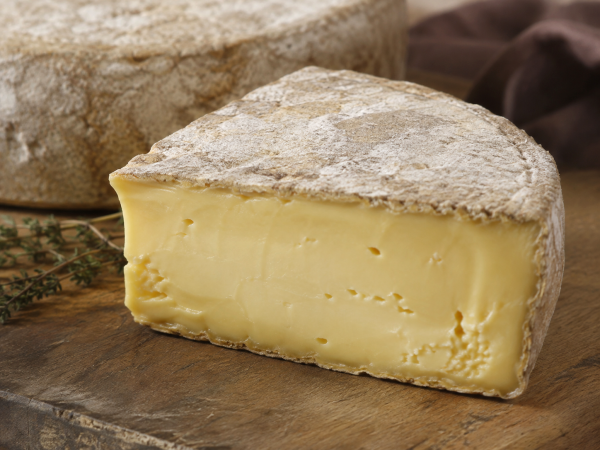 Deux lots de Saint-Nectaire fermier vendus dans plusieurs grandes enseignes sont rappelés