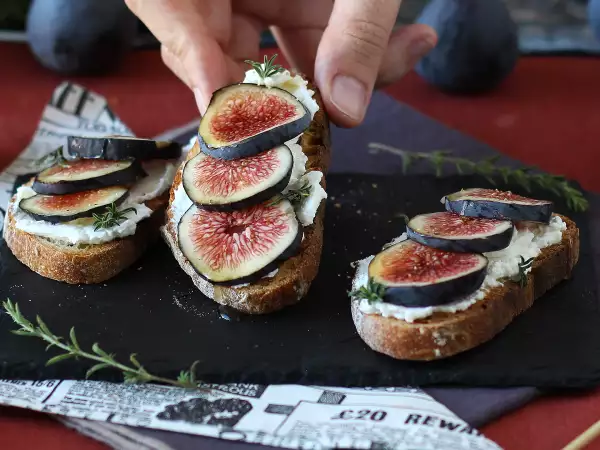 Bruschetta aux figues, miel et fromage frais : l’idée chic et facile pour l’apéritif