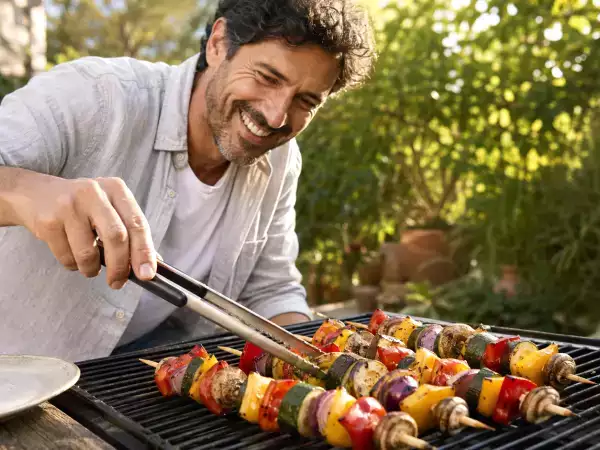 Barbecue plus sain : les gestes simples pour se régaler sans tout brûler