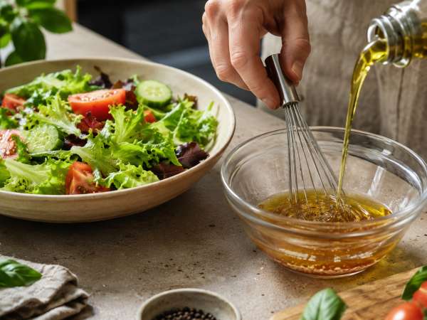 Le bon ordre pour assaisonner une salade sans la noyer ni la ramollir