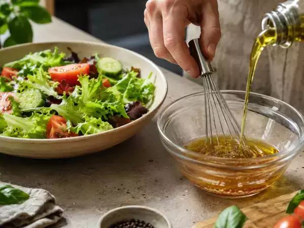 Le bon ordre pour assaisonner une salade sans la noyer ni la ramollir
