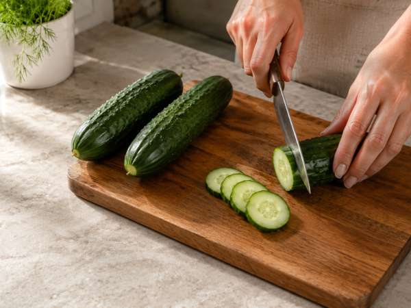 Peau, pépins, amertume : comment préparer le concombre pour mieux le digérer