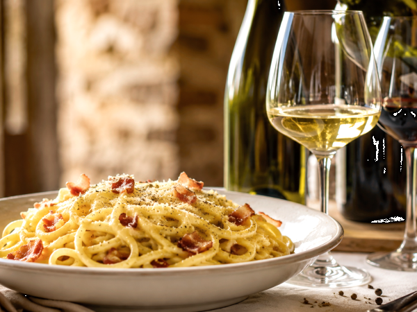 Vous servez une carbonara ? Le vin à éviter pour ne pas alourdir l’assiette