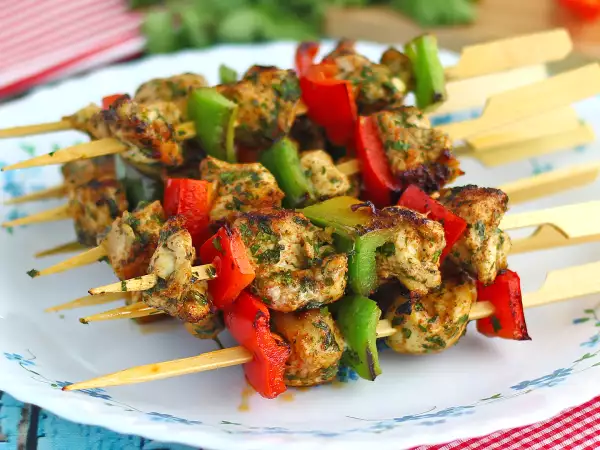Vous mangez une salade et vous avez faim une heure après ? Voici comment la rendre vraiment rassasiante