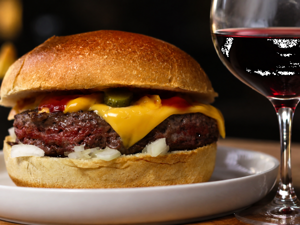 Cheeseburger et vin : les accords qui rendent la bouchée plus légère