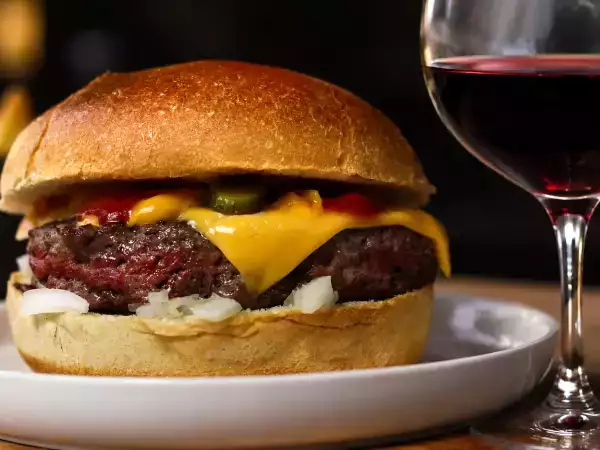 Cheeseburger et vin : les accords qui rendent la bouchée plus légère