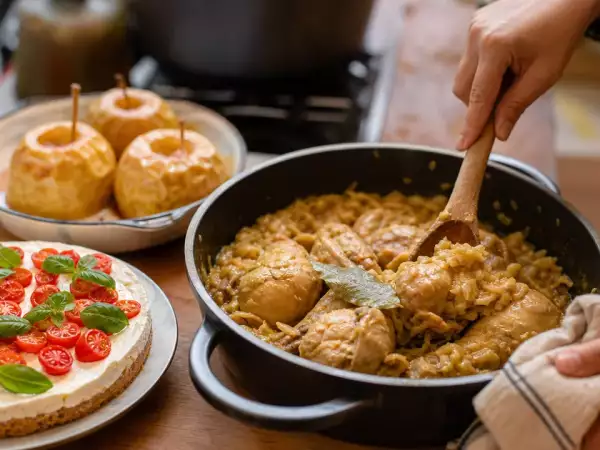 Menu du jour, 1 septembre : cheesecake salé, poulet yassa et pommes au four
