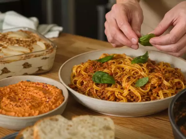 Menu du jour, 9 septembre : houmous aux poivrons, pâtes à la bolognaise et tiramisu poire-spéculos