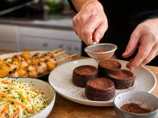 Menu du jour, 20 septembre : une salade croquante, des brochettes de lotte savoureuses et un fondant au chocolat léger