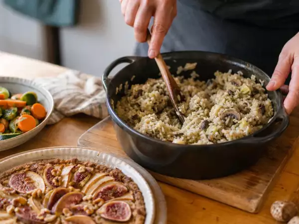 Menu végétarien, 4 septembre : poêlée colorée de courgettes et carottes, un riz savoureux au chou et champignons, et une tarte aux pommes et figues