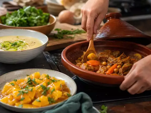 Menu végétarien, 6 septembre : soupe de panais, un tajine riche en légumes et une salade d'oranges au sirop de caramel