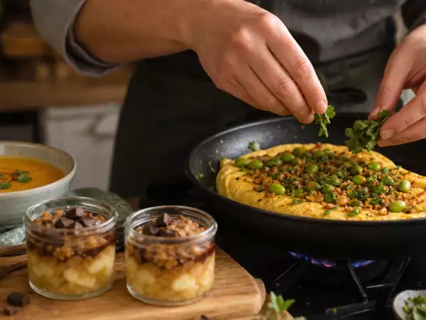 Menu végétarien, 19 septembre : soupe à la courge butternut, une omelette croustillante au riz et une compote de pommes-poires