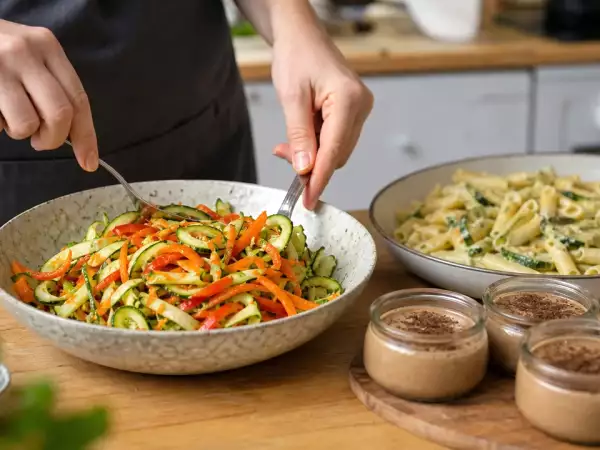 Menu végétarien, 28 septembre : salade croquante, des pâtes crémeuses et un dessert léger à la cardamome