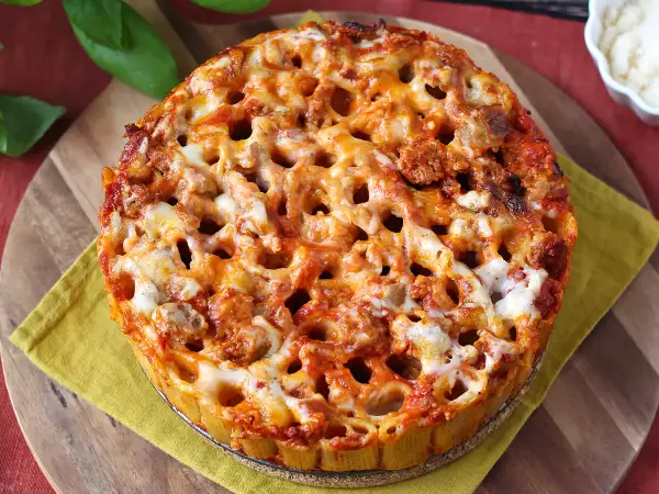 Ce gratin de rigatoni a la forme d’un gâteau et fait tout son effet à table