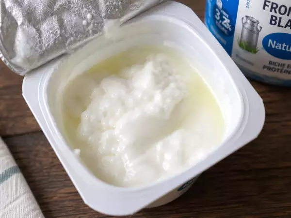 Du liquide flotte sur votre fromage blanc ? Cela ne signifie pas qu’il est périmé
