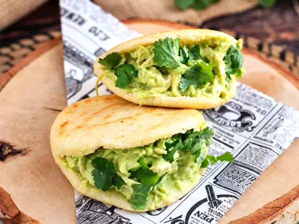 Arepa colombienne ou vénézuélienne : ce qui change vraiment dans l’assiette