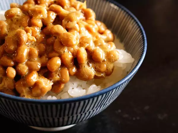 Natto : ce que cet aliment fermenté apporte vraiment, sans lui prêter des pouvoirs miracles