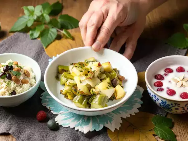 Menu végétarien, 4 octobre : semoule de chou-fleur aux raisins secs et amandes, poêlée de poireaux et pommes de terre, tapioca aux framboises et lait d'amande