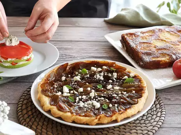 Menu du jour, 26 octobre : mille feuille de saumon, tarte tatin aux échalotes et gâteau invisible aux pommes